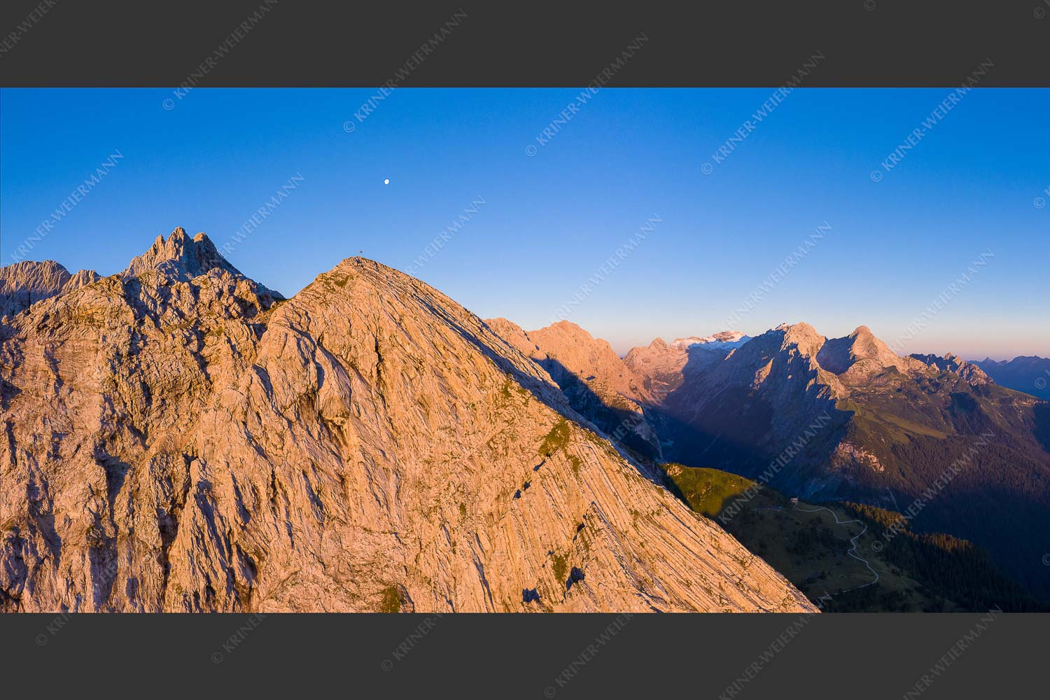 Blick auf Frauenalpl, Dreitorspitze und Alpspitze im Wettersteingebirge - Frauenalpl und Dreitorstitze 2:1  -- Wettersteingebirge - mehr Infos bei www.Kriner-Weiermann.de