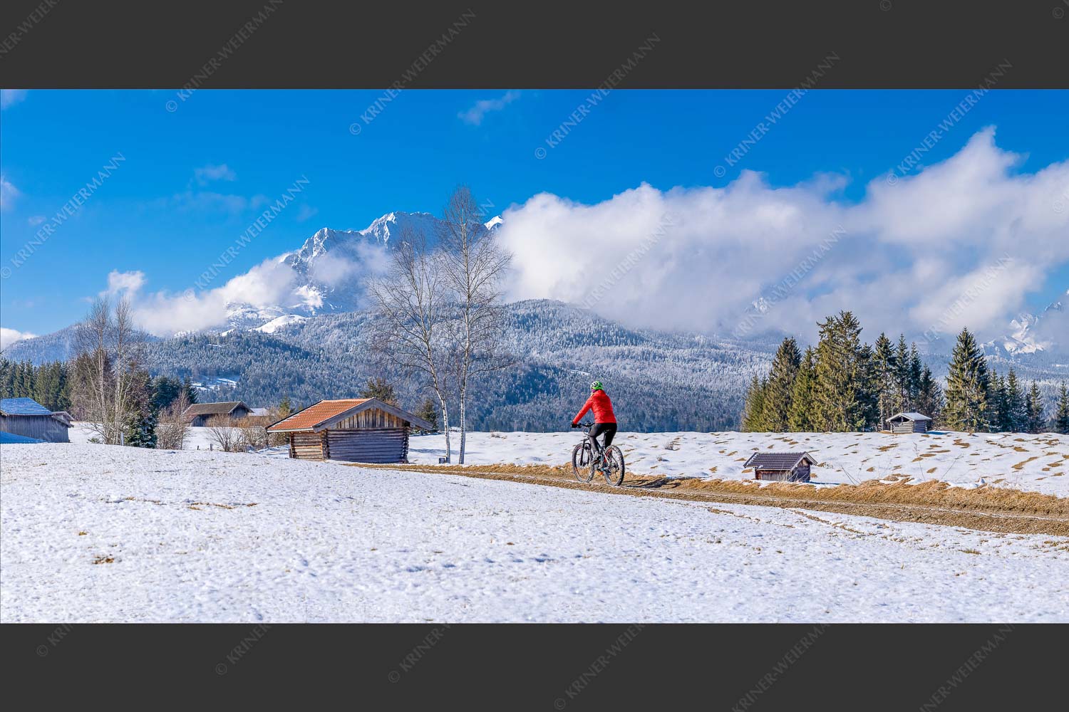 Radfahren an der Hochstraße mit Blick zum Wettersteingebirge - Frühlingsradtour I 2:1  -- Fahrradfahren in der Alpenwelt-Karwendel - mehr Infos bei www.Kriner-Weiermann.de