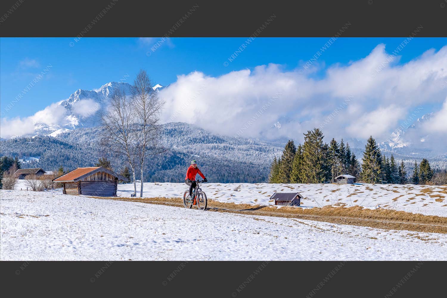 Radfahren an der Hochstraße mit Blick zum Wettersteingebirge - Frühlingsradtour II 2:1  -- Fahrradfahren in der Alpenwelt-Karwendel - mehr Infos bei www.Kriner-Weiermann.de