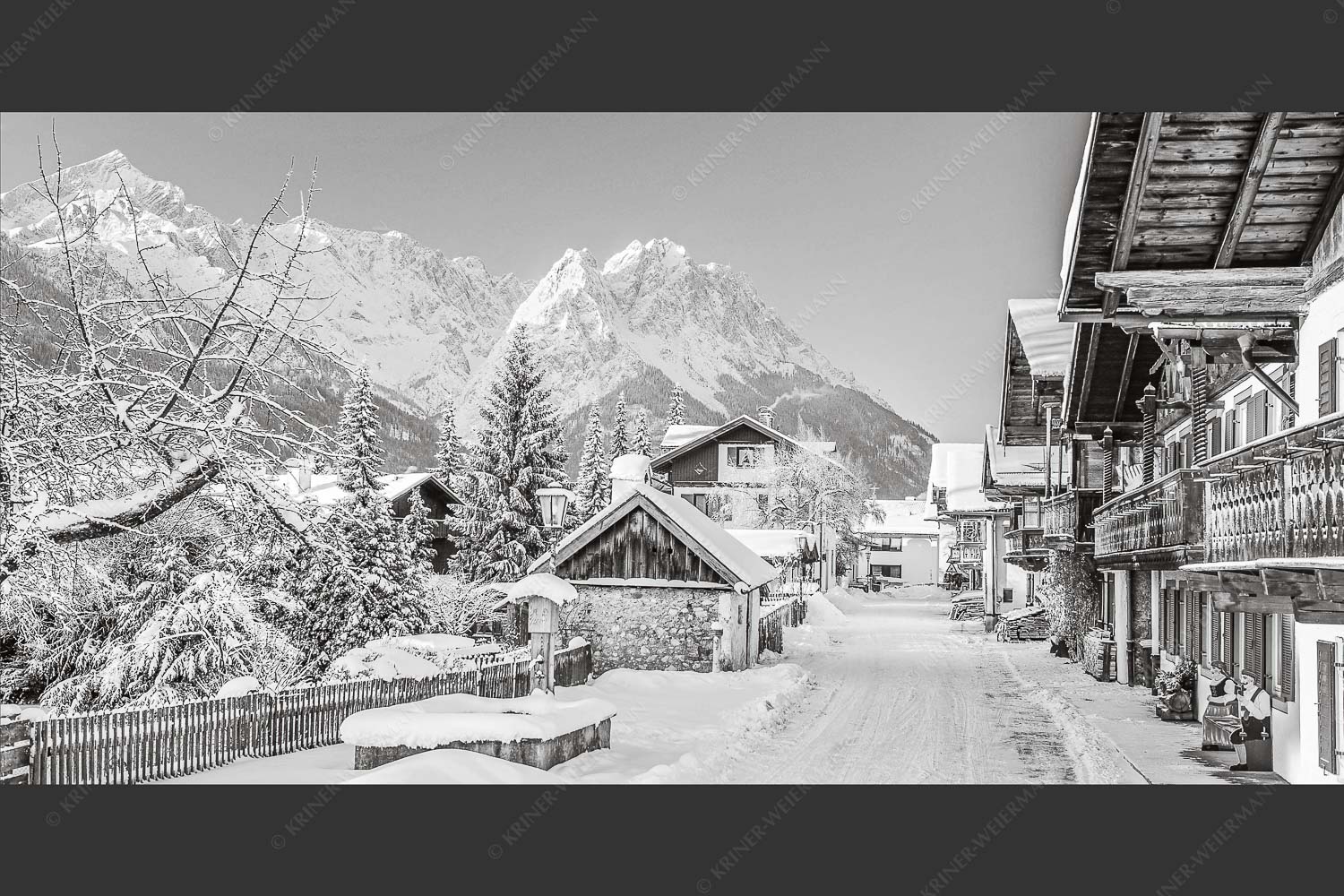 An der Frühlingsstraße in Garmisch mit Blick zum Wettersteingebirge - Frühlingsstraße Winter 2:1 sw -- Waxenstein - mehr Infos bei www.Kriner-Weiermann.de