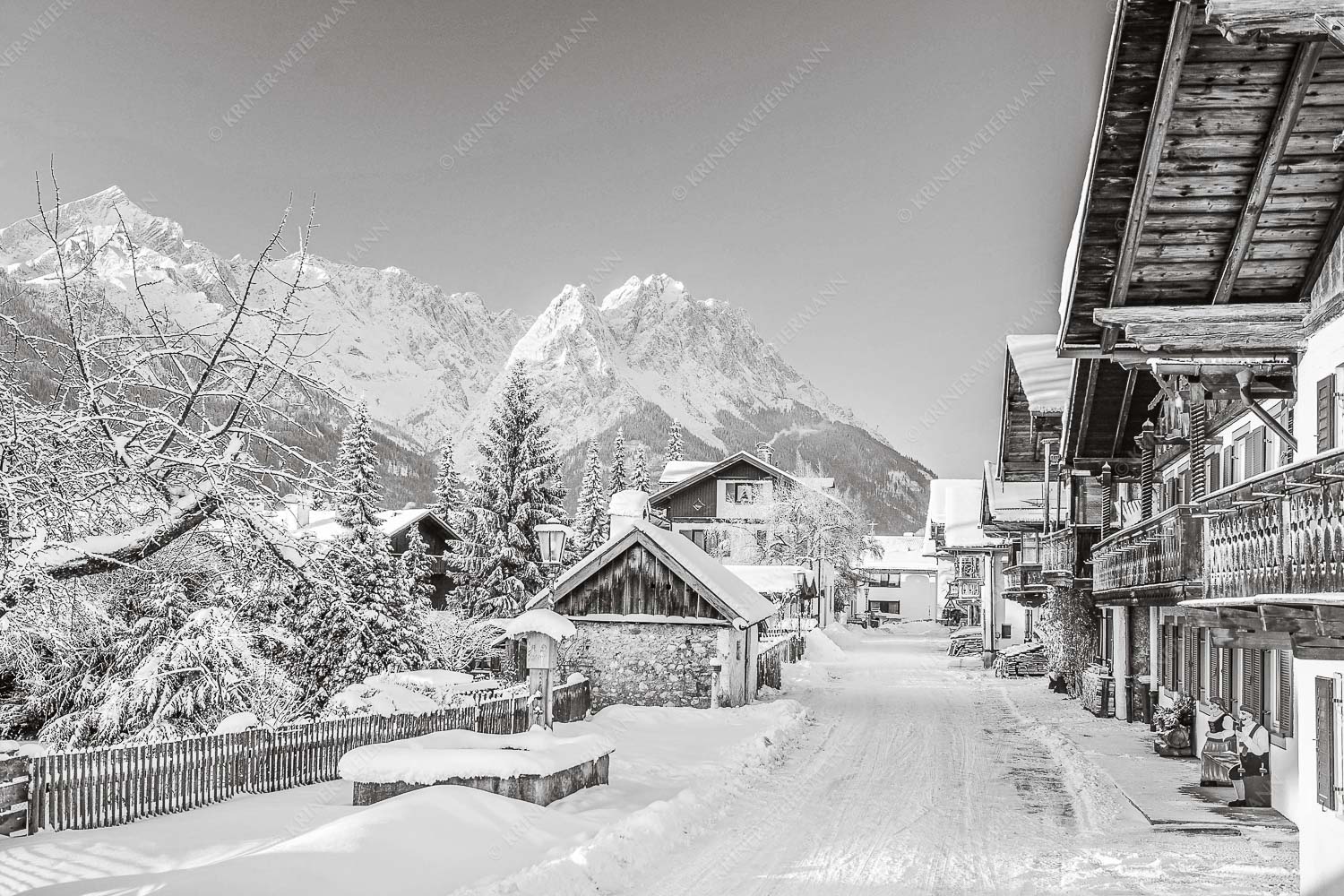 An der Frühlingsstraße in Garmisch mit Blick zum Wettersteingebirge - Frühlingsstraße Winter 3:2 sw -- Waxenstein - mehr Infos bei www.Kriner-Weiermann.de