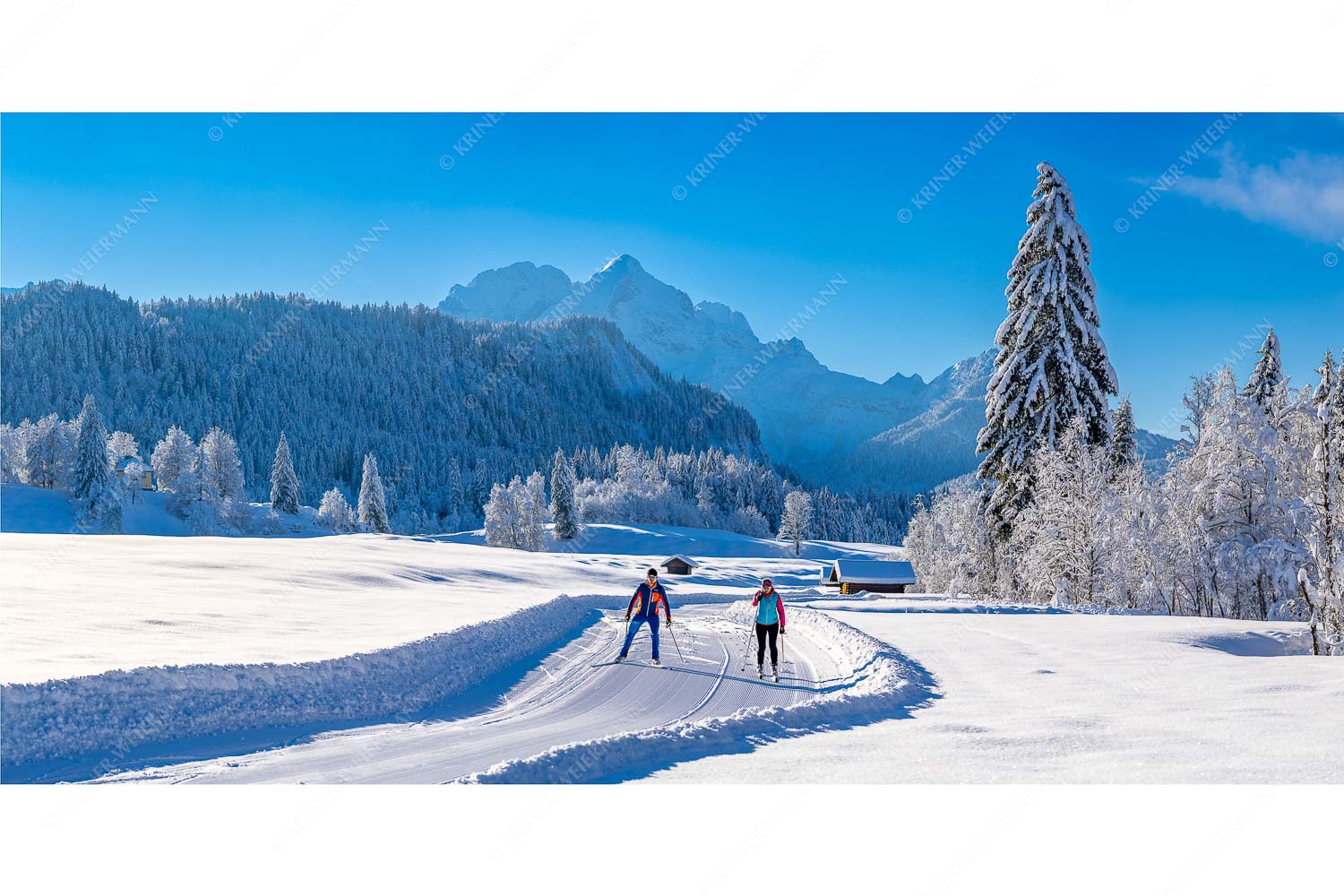 Zwei Langläufer genießen die perfekten Schneeverhältnisse im Elmauer Tal - Zwei Stile - ein Ziel_2zu1 - mehr Infos bei www.Kriner-Weiermann.de