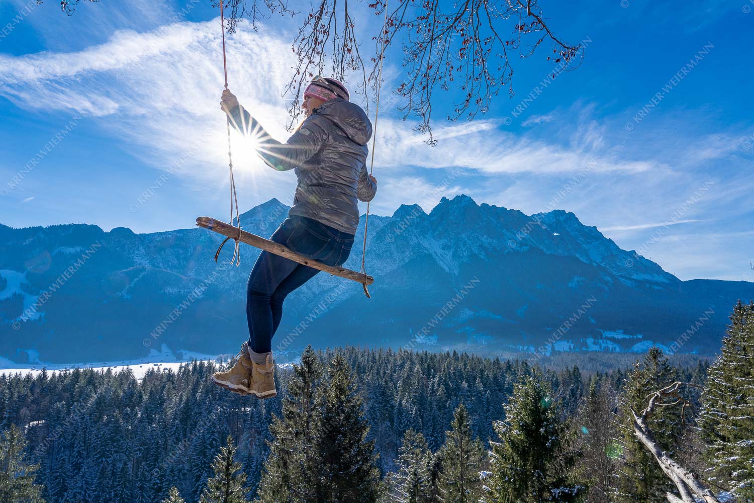 Baumschaukel in Garmisch-Partenkirchen mit Alpspitze, Waxenstein und Zugspitze - Garmisch-Partenkirchen Schaukel 3:2  -- Alpspitze - mehr Infos bei www.Kriner-Weiermann.de