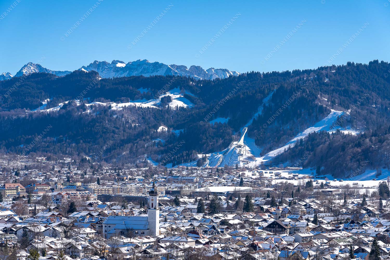 Blick über Garmisch-Partenkirchen und Sprungschanze zum Karwendel - Garmisch-Partenkirchen 3:2  -- Sprungschanze - mehr Infos bei www.Kriner-Weiermann.de