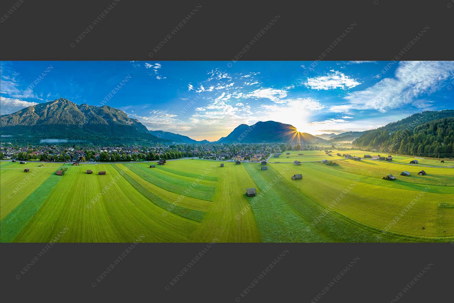 Blick über Garmisch-Partenkirchen zum Sonnenaufgang am Wank - Garmischer Morgen II 2,5:1  -- Sonnenaufgang Wank - mehr Infos bei www.Kriner-Weiermann.de