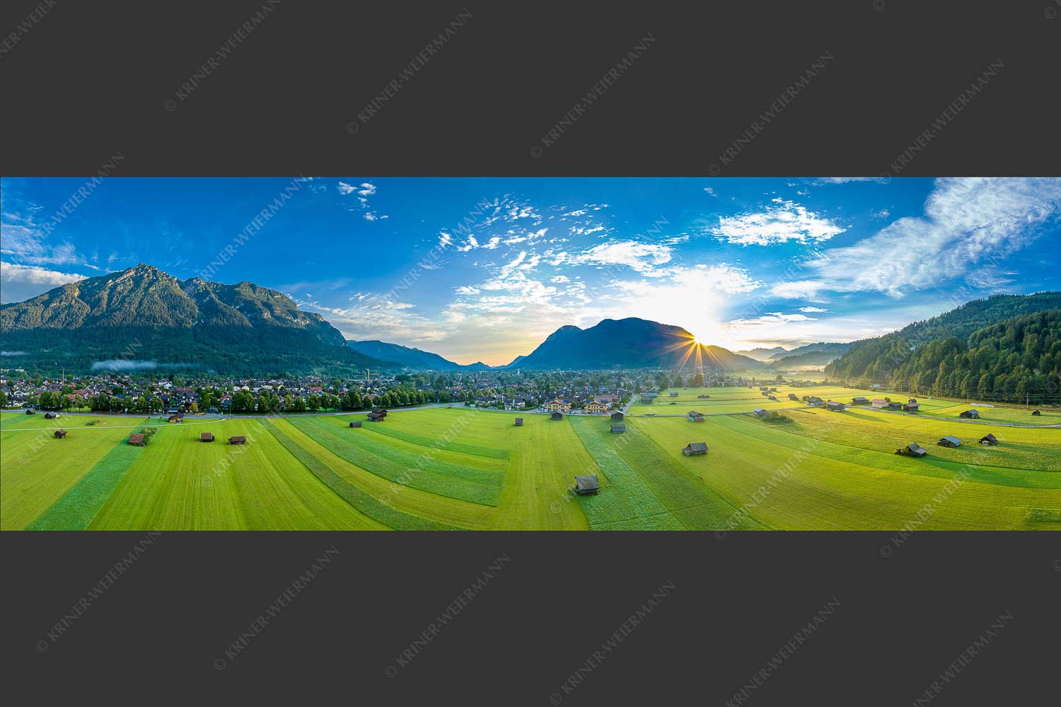Blick über Garmisch-Partenkirchen zum Sonnenaufgang am Wank - Garmischer Morgen II 3:1  -- Sonnenaufgang Wank - mehr Infos bei www.Kriner-Weiermann.de