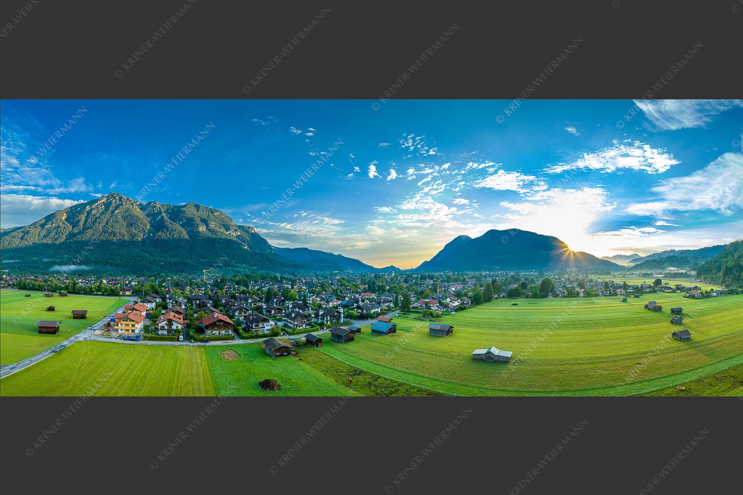 Blick über Garmisch-Partenkirchen zum Sonnenaufgang am Wank - Garmischer Morgen 2,5:1  -- Kramer und Wank - mehr Infos bei www.Kriner-Weiermann.de