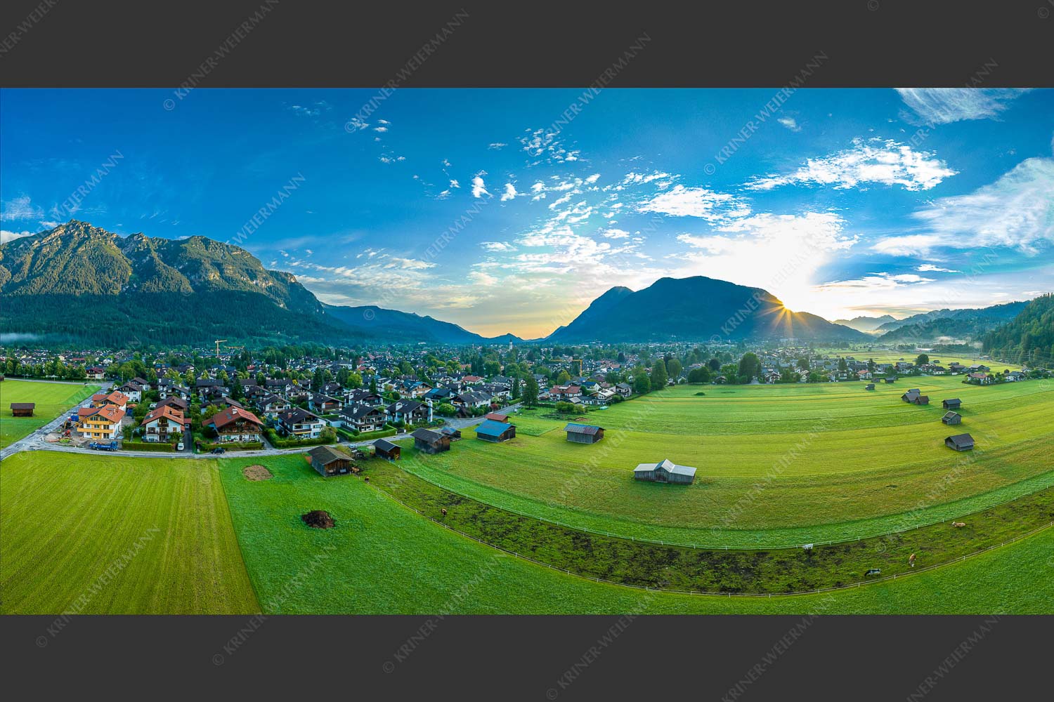 Blick über Garmisch-Partenkirchen zum Sonnenaufgang am Wank - Garmischer Morgen 2:1  -- Kramer und Wank - mehr Infos bei www.Kriner-Weiermann.de