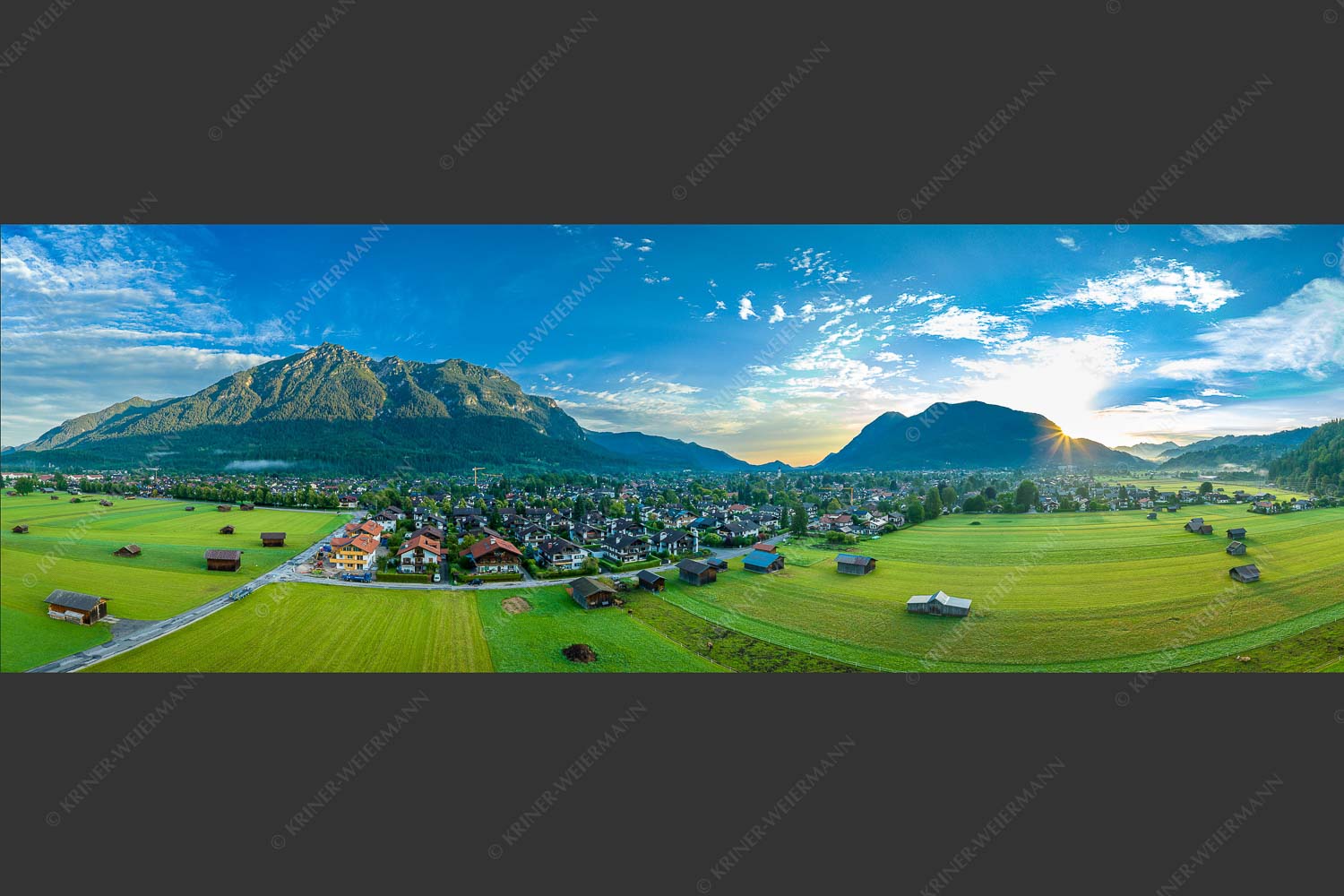 Blick über Garmisch-Partenkirchen zum Sonnenaufgang am Wank - Garmischer Morgen 3:1  -- Kramer und Wank - mehr Infos bei www.Kriner-Weiermann.de