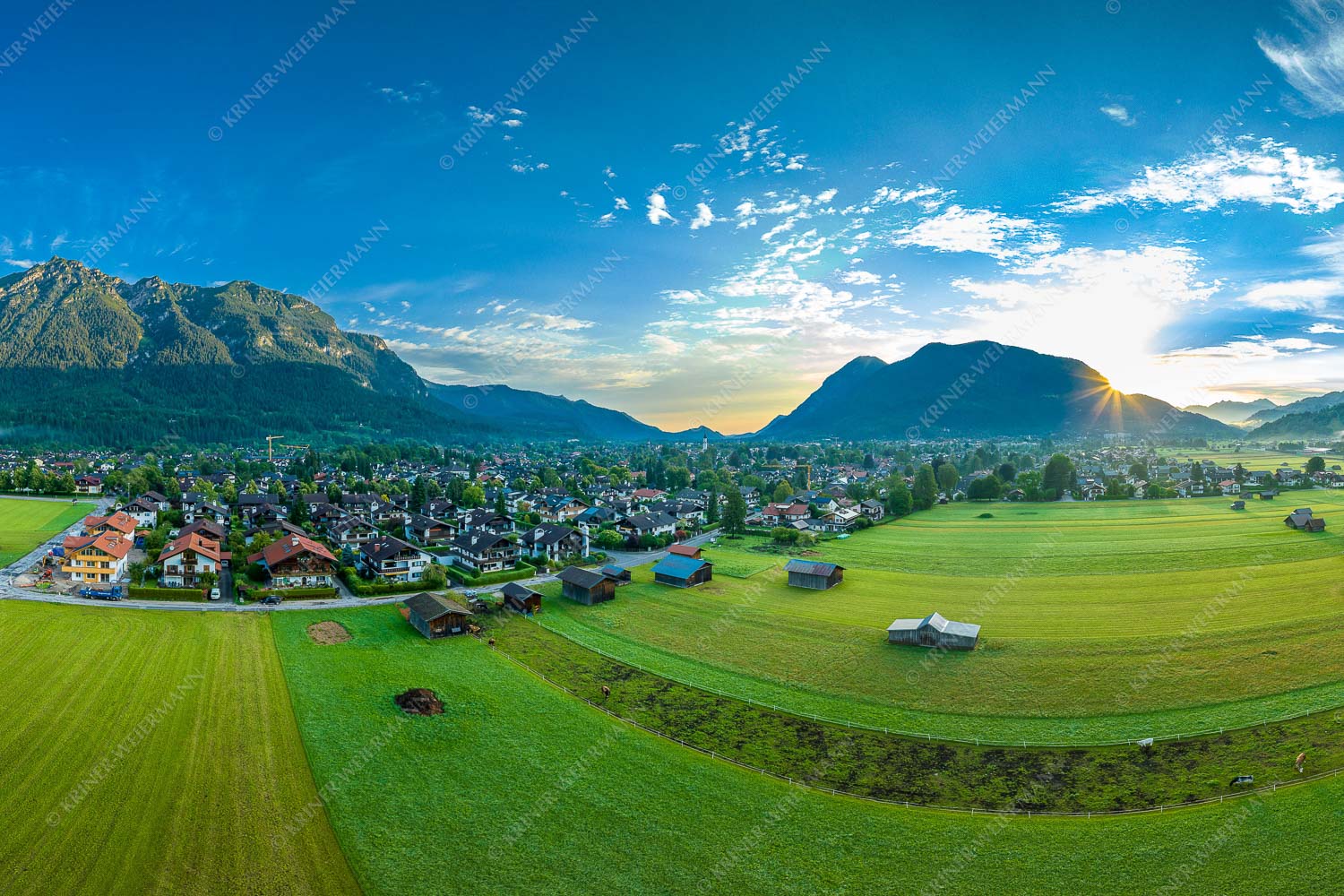 Blick über Garmisch-Partenkirchen zum Sonnenaufgang am Wank - Garmischer Morgen 3:2  -- Kramer und Wank - mehr Infos bei www.Kriner-Weiermann.de