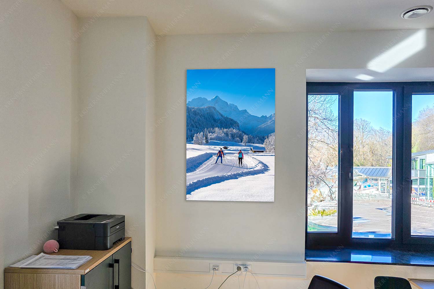 Zwei Langläufer genießen die perfekten Schneeverhältnisse im Elmauer Tal - Geschäftsführung-Links Zwei Stile - ein Ziel-Langlaufen in Elmau 2:3 - mehr Infos bei www.Kriner-Weiermann.de
