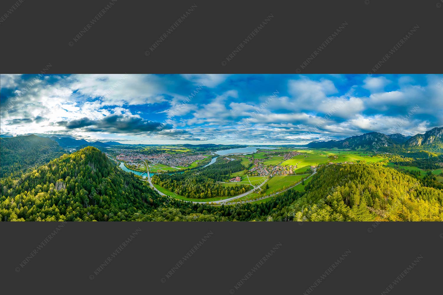 Blick über Forggensee und Füssen - Herbstliches Königliches Panorama 3:1  -- Forggensee und Füssen - mehr Infos bei www.Kriner-Weiermann.de