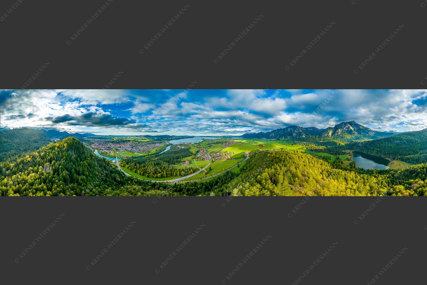 Blick über Forggensee und Füssen - Herbstliches Königliches Panorama 4:1  -- Forggensee und Füssen - mehr Infos bei www.Kriner-Weiermann.de