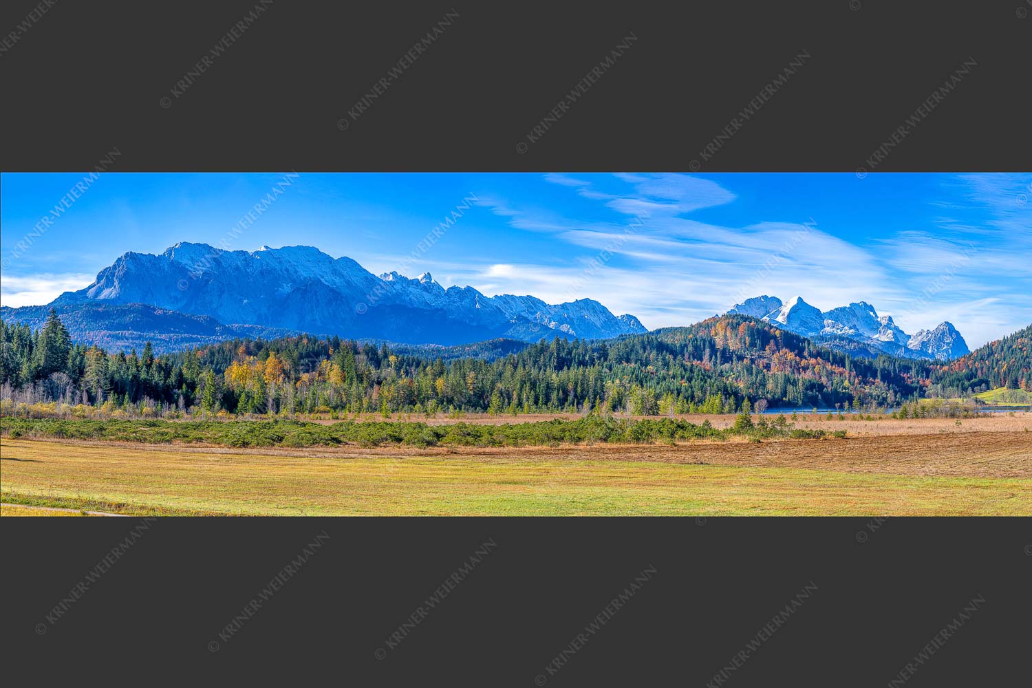 Blick über den Barmsee zu den Arnspitzen und das Wettersteingebirge - Herbststimmung am Barmsee 3:1  -- Wettersteingebirge - mehr Infos bei www.Kriner-Weiermann.de