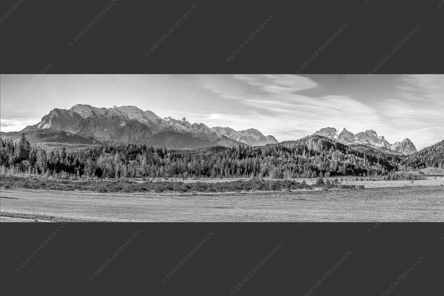Blick über den Barmsee zu den Arnspitzen und das Wettersteingebirge - Herbststimmung am Barmsee 3:1 sw -- Wettersteingebirge - mehr Infos bei www.Kriner-Weiermann.de