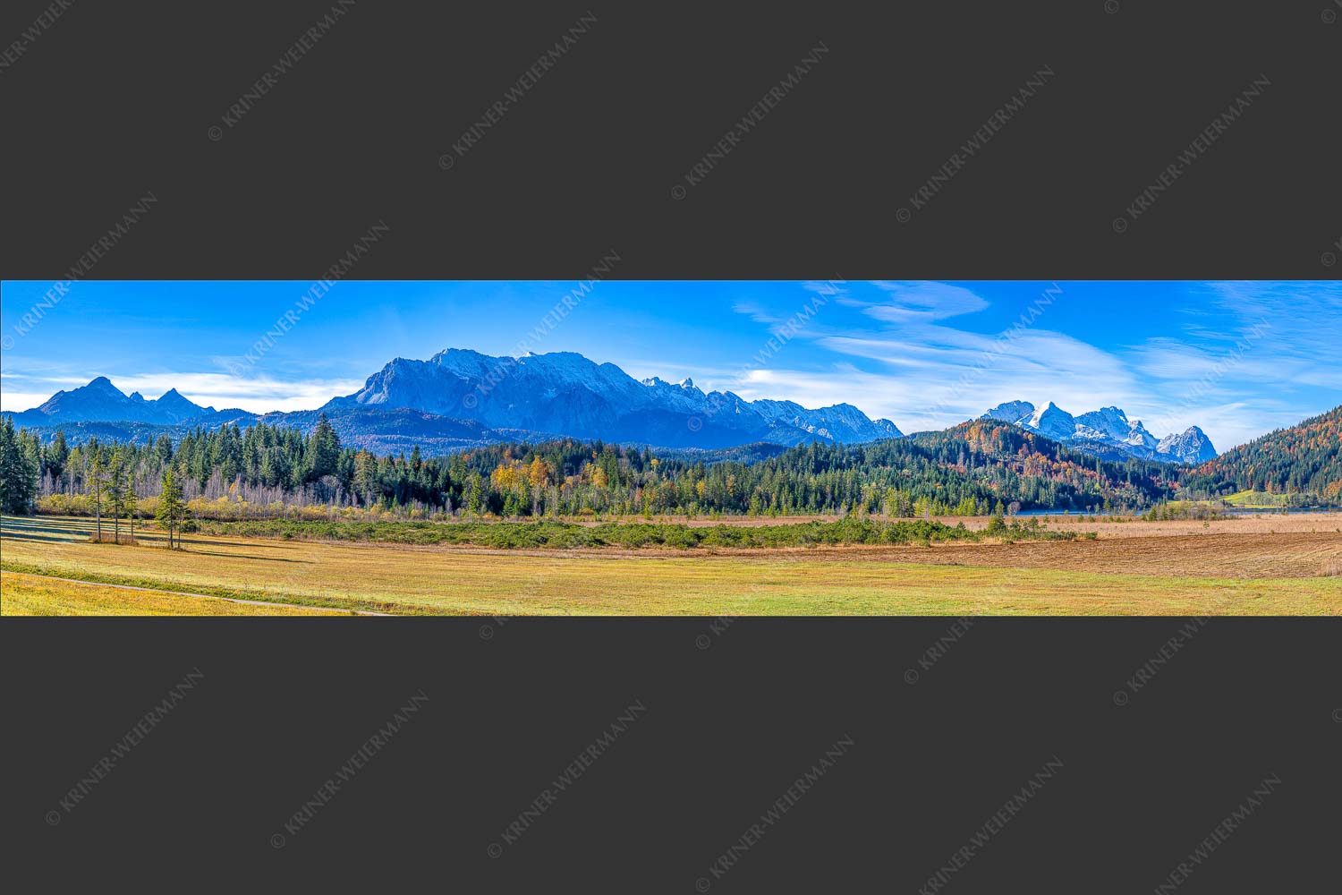 Blick über den Barmsee zu den Arnspitzen und das Wettersteingebirge - Herbststimmung am Barmsee 4:1  -- Wettersteingebirge - mehr Infos bei www.Kriner-Weiermann.de