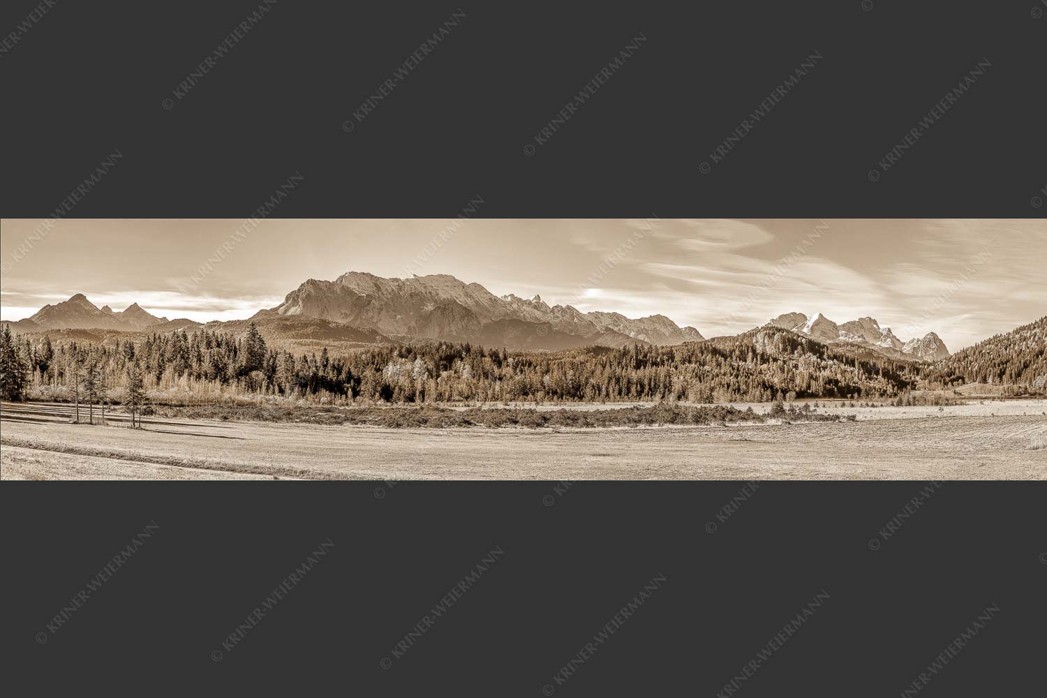 Blick über den Barmsee zu den Arnspitzen und das Wettersteingebirge - Herbststimmung am Barmsee 4:1 sepia -- Wettersteingebirge - mehr Infos bei www.Kriner-Weiermann.de
