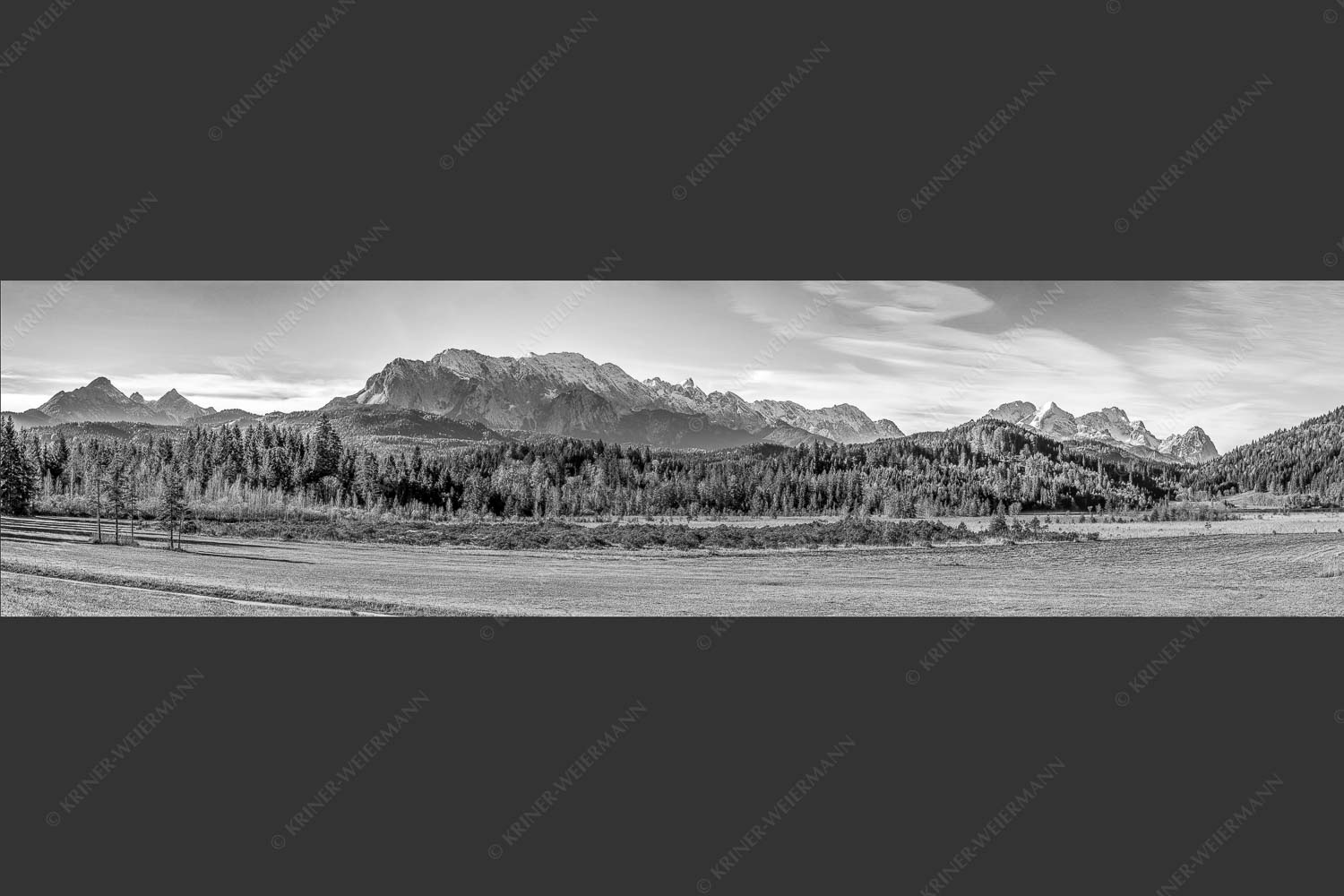 Blick über den Barmsee zu den Arnspitzen und das Wettersteingebirge - Herbststimmung am Barmsee 4:1 sw -- Wettersteingebirge - mehr Infos bei www.Kriner-Weiermann.de