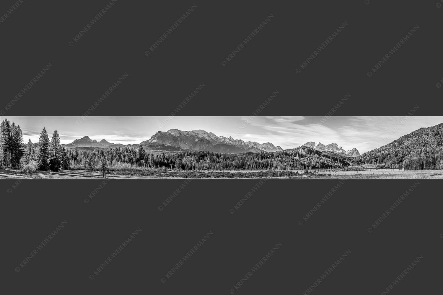 Blick über den Barmsee zu den Arnspitzen und das Wettersteingebirge - Herbststimmung am Barmsee 7:1 sw -- Wettersteingebirge - mehr Infos bei www.Kriner-Weiermann.de