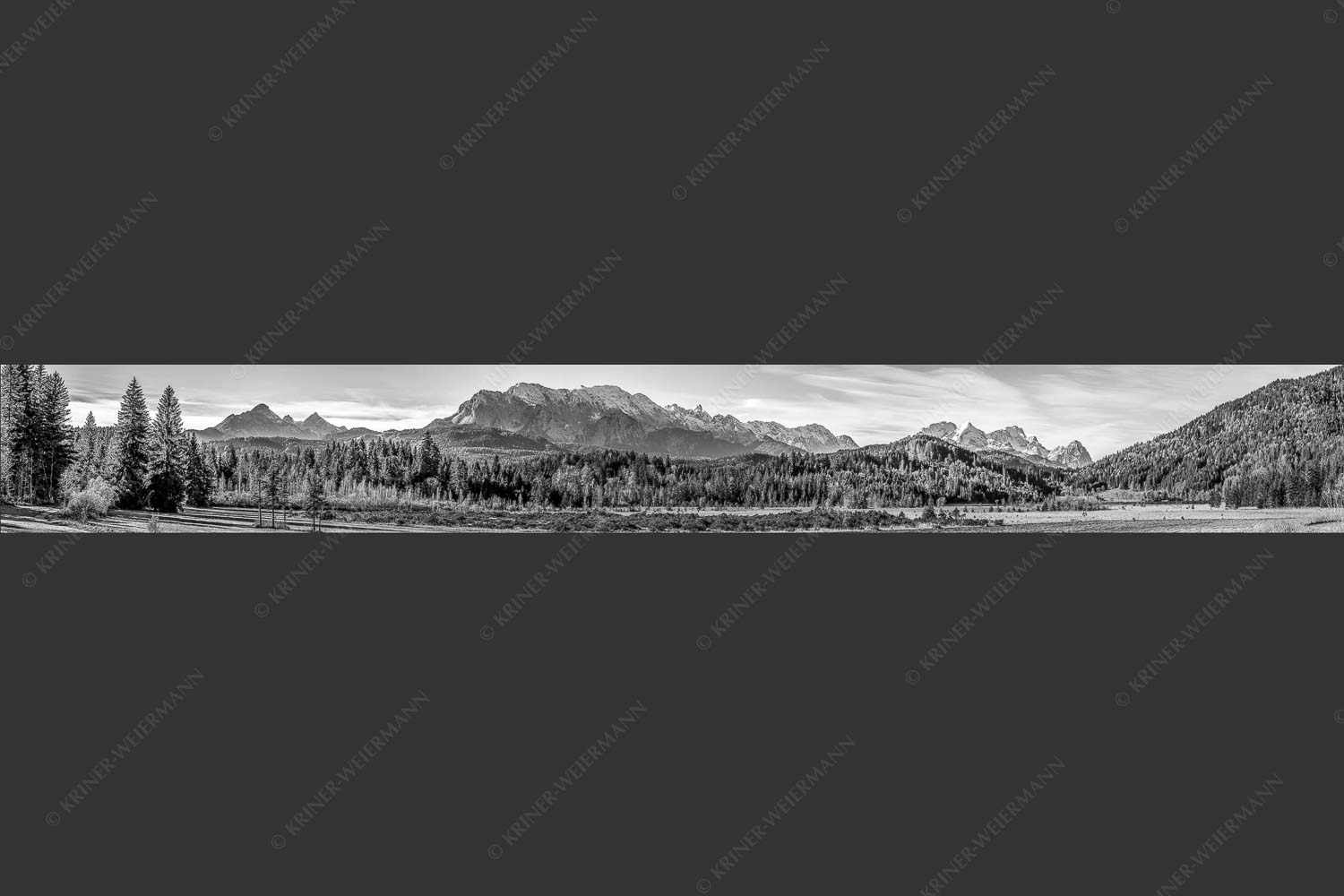 Blick über den Barmsee zu den Arnspitzen und das Wettersteingebirge - Herbststimmung am Barmsee 8:1 sw -- Wettersteingebirge - mehr Infos bei www.Kriner-Weiermann.de