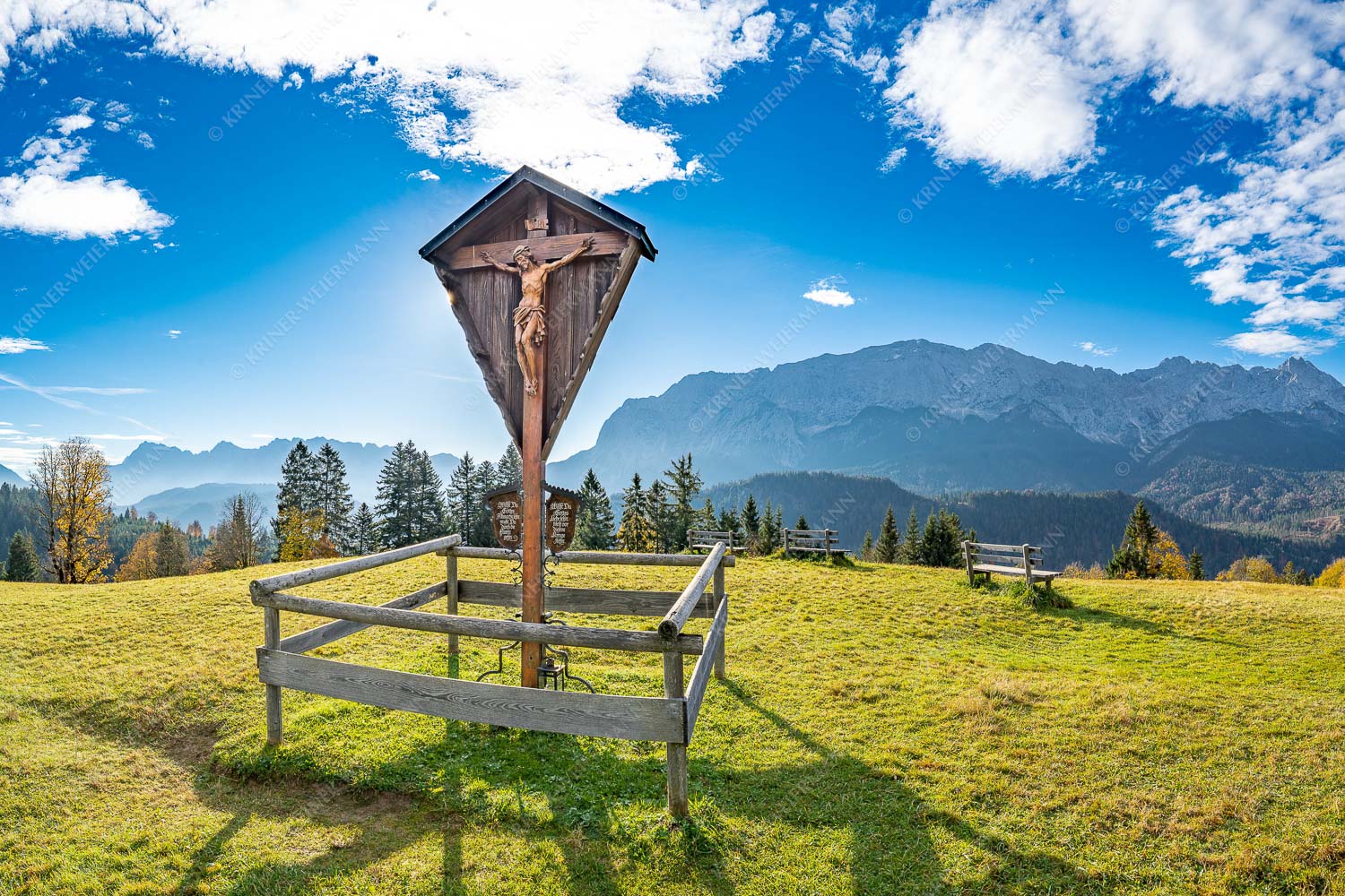 Wegkreuz mit Blick auf Karwendel- und Wettersteingebirge - Herrgot im Paradies II 3:2  -- Feldkreuz am Eckbauer - mehr Infos bei www.Kriner-Weiermann.de