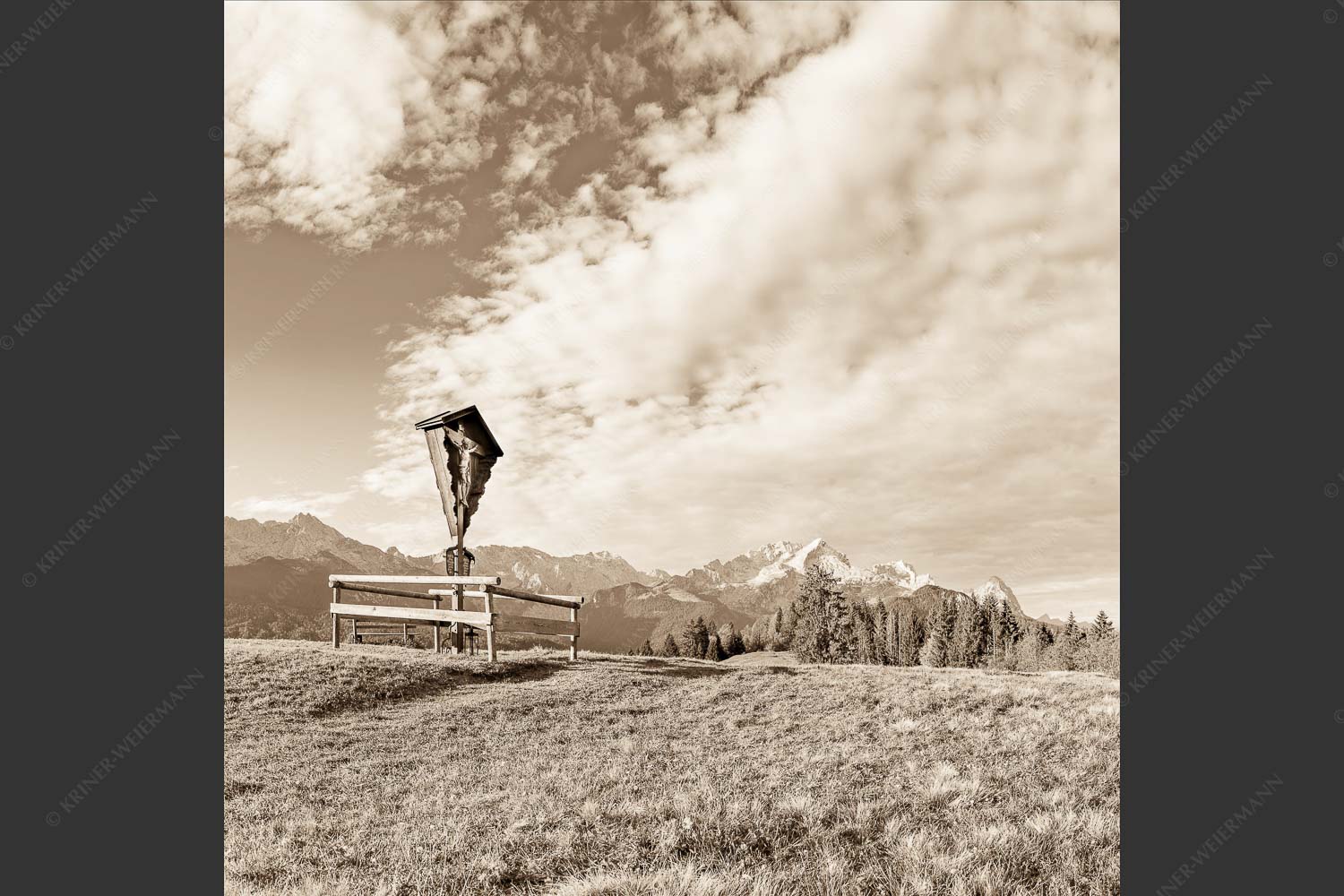Wegkreuz mit Blicxk auf Karwedenl- und Wettersteingebirge - Herrgot im Paradies IV 1:1 sepia -- Feldkreuz mit Alpspitze - mehr Infos bei www.Kriner-Weiermann.de