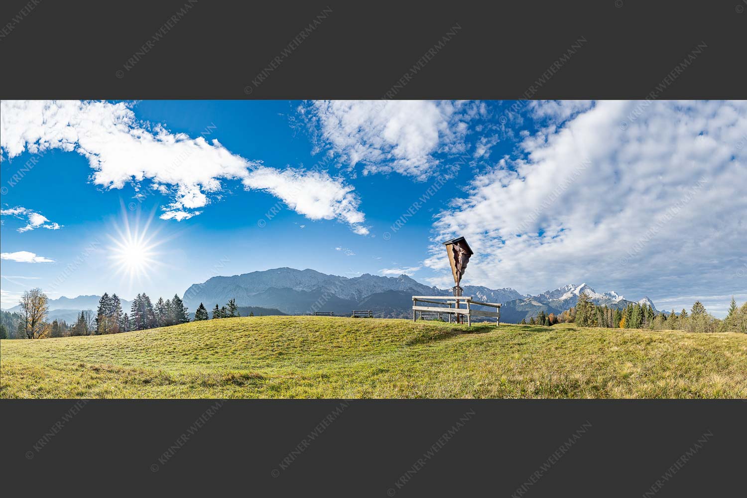 Wegkreuz mit Blicxk auf Karwedenl- und Wettersteingebirge - Herrgot im Paradies IV 2,5:1  -- Feldkreuz mit Alpspitze - mehr Infos bei www.Kriner-Weiermann.de