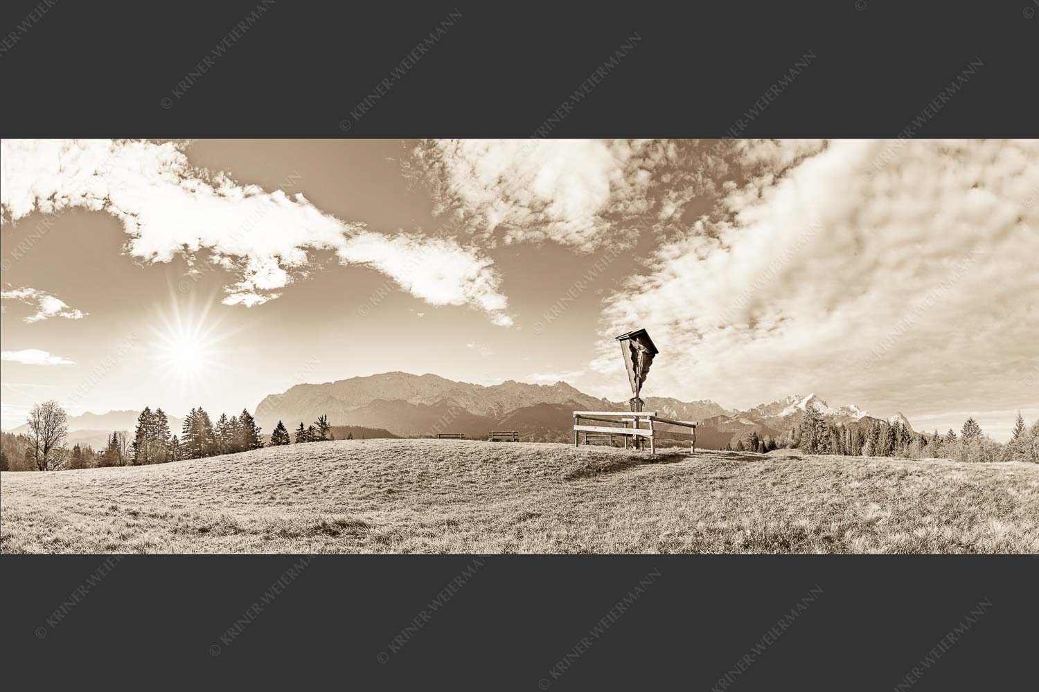 Wegkreuz mit Blicxk auf Karwedenl- und Wettersteingebirge - Herrgot im Paradies IV 2,5:1 sepia -- Feldkreuz mit Alpspitze - mehr Infos bei www.Kriner-Weiermann.de