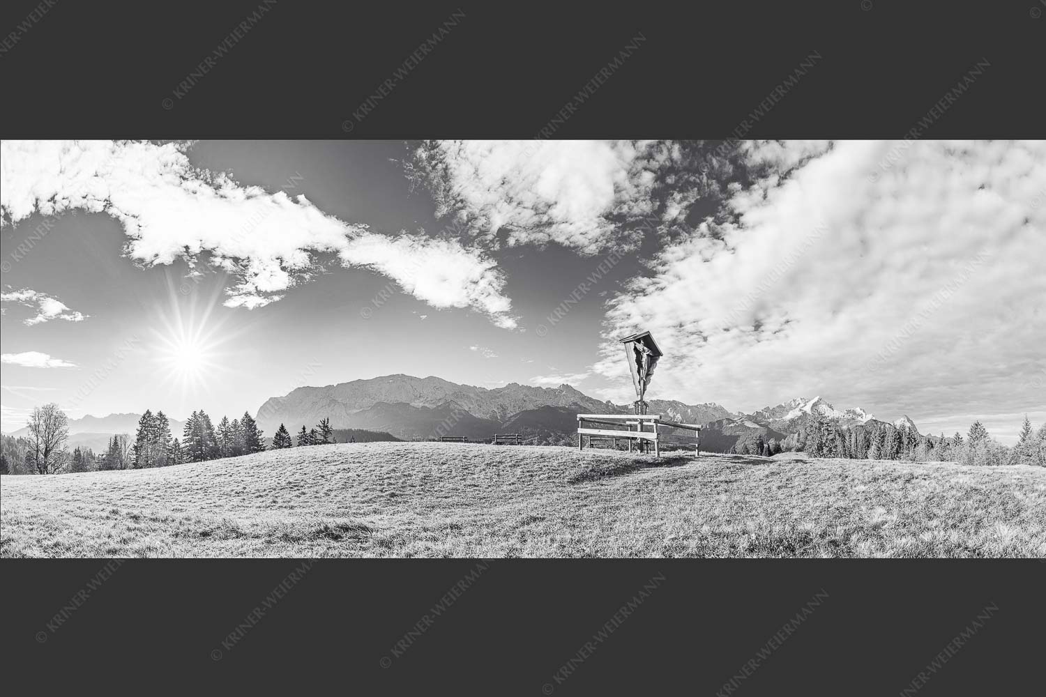 Wegkreuz mit Blicxk auf Karwedenl- und Wettersteingebirge - Herrgot im Paradies IV 2,5:1 sw -- Feldkreuz mit Alpspitze - mehr Infos bei www.Kriner-Weiermann.de