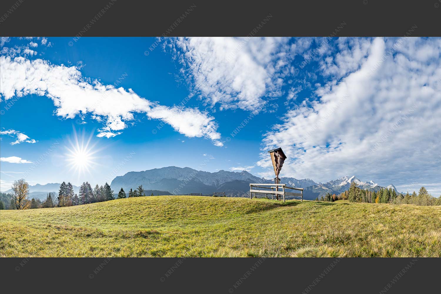 Wegkreuz mit Blicxk auf Karwedenl- und Wettersteingebirge - Herrgot im Paradies IV 2:1  -- Feldkreuz mit Alpspitze - mehr Infos bei www.Kriner-Weiermann.de