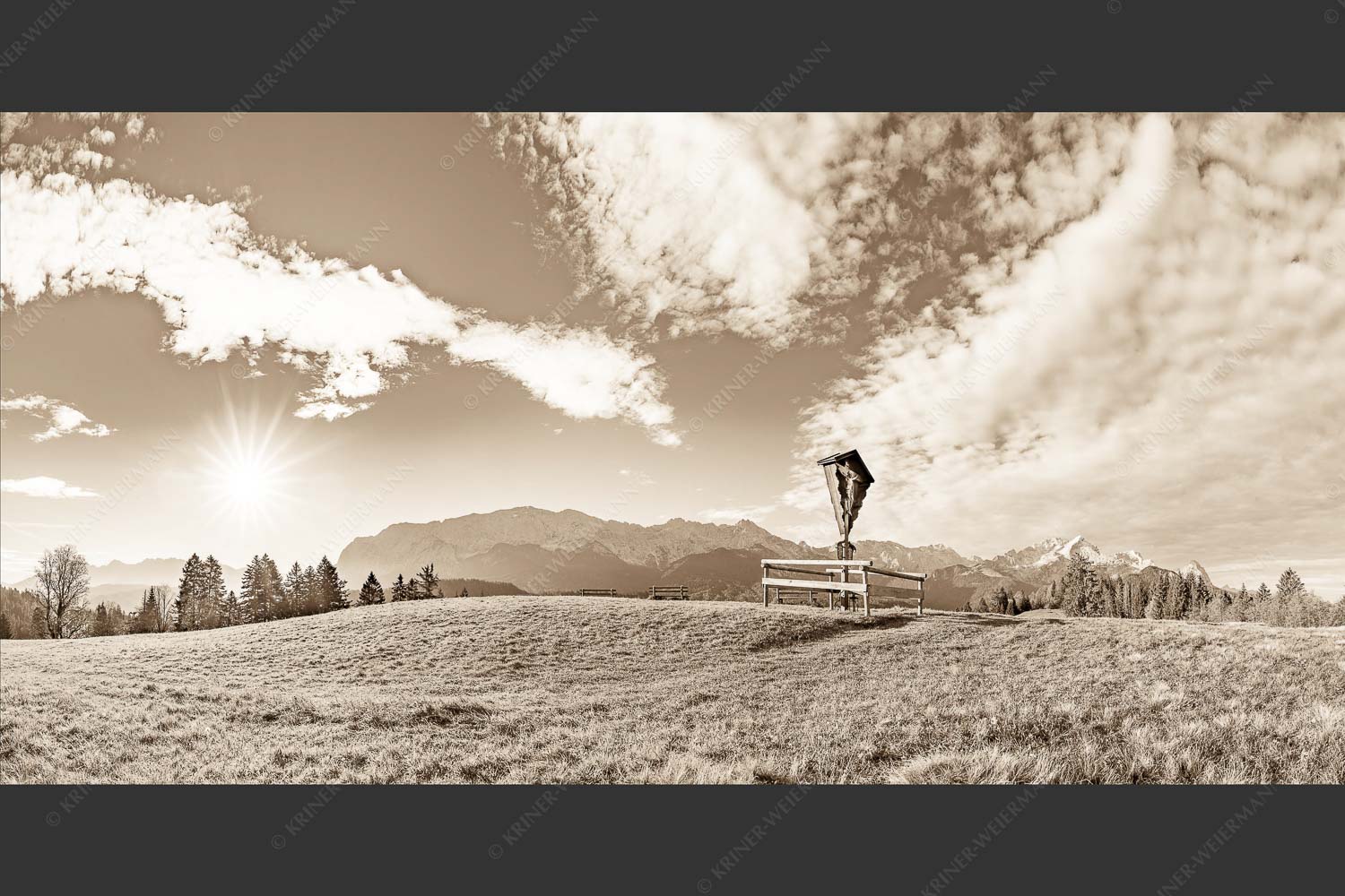 Wegkreuz mit Blicxk auf Karwedenl- und Wettersteingebirge - Herrgot im Paradies IV 2:1 sepia -- Feldkreuz mit Alpspitze - mehr Infos bei www.Kriner-Weiermann.de