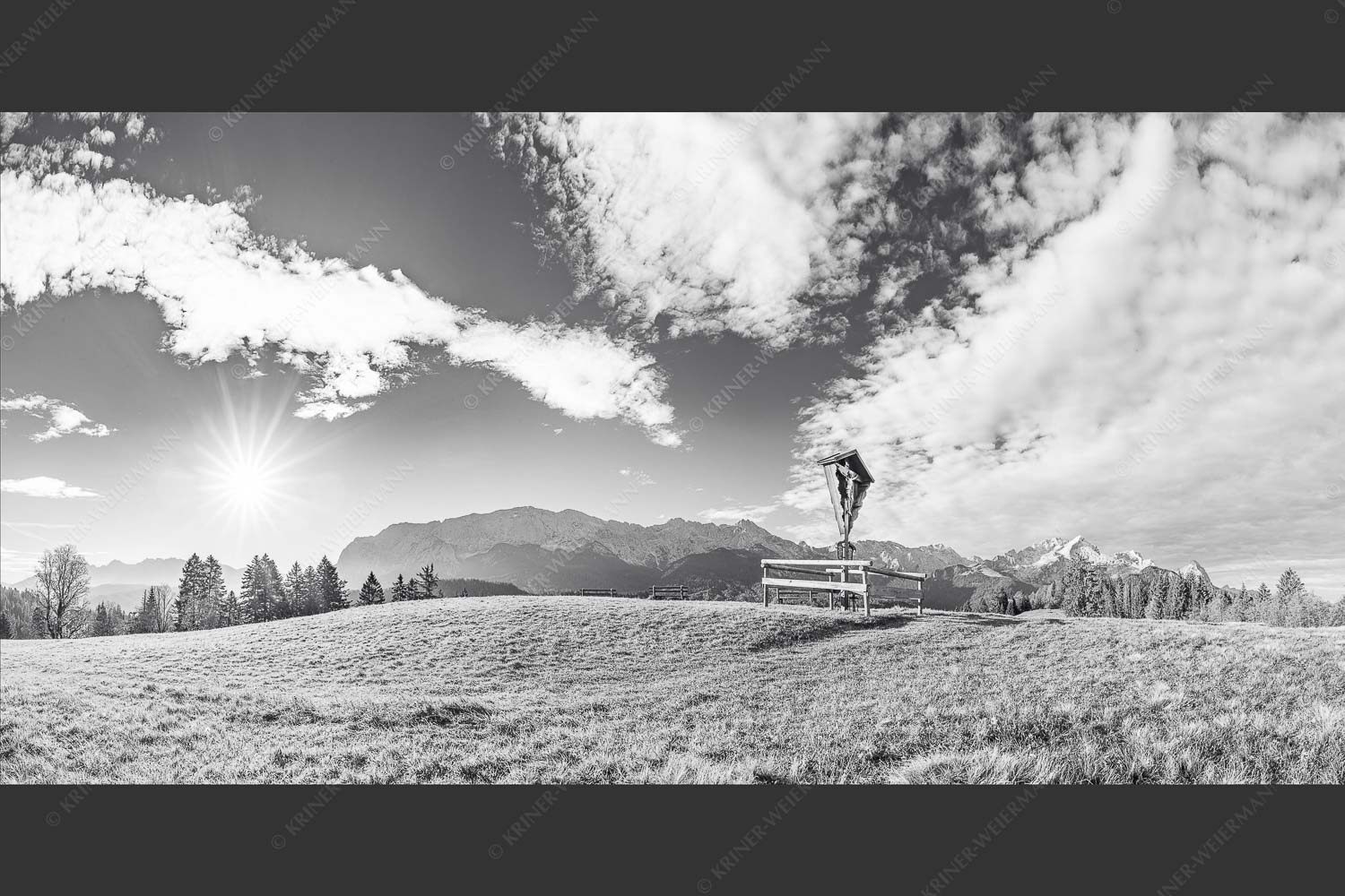 Wegkreuz mit Blicxk auf Karwedenl- und Wettersteingebirge - Herrgot im Paradies IV 2:1 sw -- Feldkreuz mit Alpspitze - mehr Infos bei www.Kriner-Weiermann.de