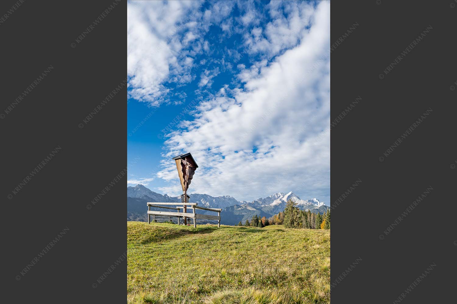 Wegkreuz mit Blicxk auf Karwedenl- und Wettersteingebirge - Herrgot im Paradies IV 2:3  -- Feldkreuz mit Alpspitze - mehr Infos bei www.Kriner-Weiermann.de
