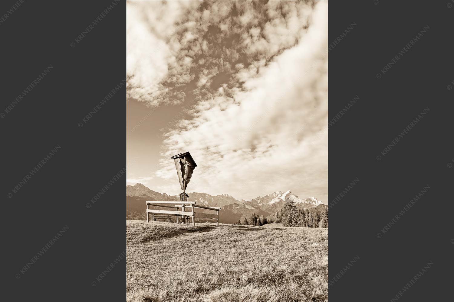 Wegkreuz mit Blicxk auf Karwedenl- und Wettersteingebirge - Herrgot im Paradies IV 2:3 sepia -- Feldkreuz mit Alpspitze - mehr Infos bei www.Kriner-Weiermann.de