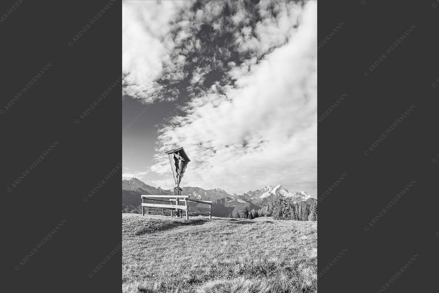 Wegkreuz mit Blicxk auf Karwedenl- und Wettersteingebirge - Herrgot im Paradies IV 2:3 sw -- Feldkreuz mit Alpspitze - mehr Infos bei www.Kriner-Weiermann.de