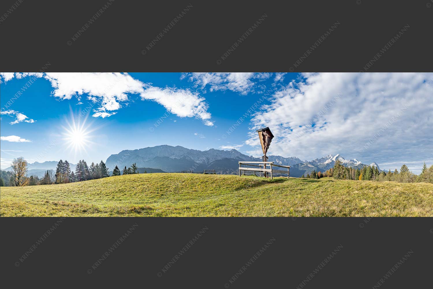 Wegkreuz mit Blicxk auf Karwedenl- und Wettersteingebirge - Herrgot im Paradies IV 3:1  -- Feldkreuz mit Alpspitze - mehr Infos bei www.Kriner-Weiermann.de