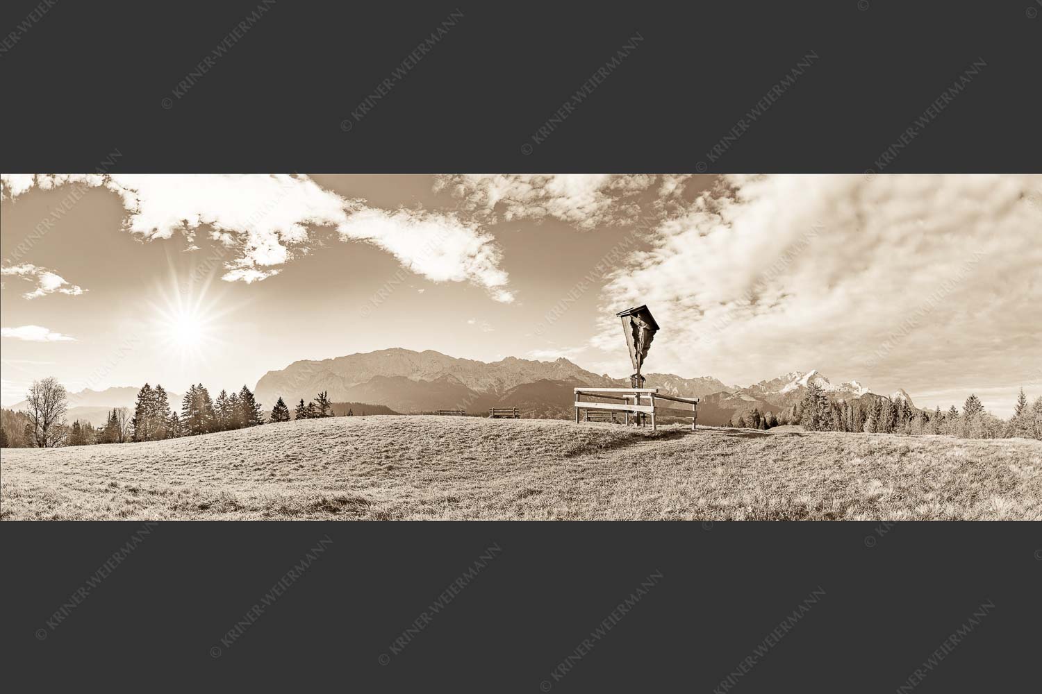 Wegkreuz mit Blicxk auf Karwedenl- und Wettersteingebirge - Herrgot im Paradies IV 3:1 sepia -- Feldkreuz mit Alpspitze - mehr Infos bei www.Kriner-Weiermann.de