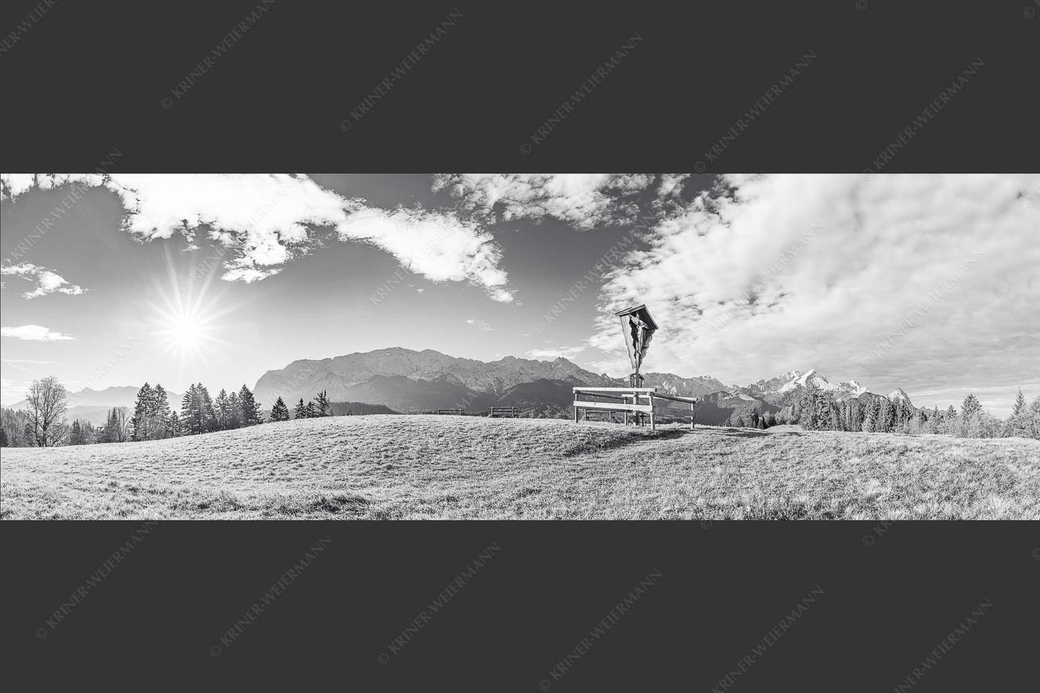 Wegkreuz mit Blicxk auf Karwedenl- und Wettersteingebirge - Herrgot im Paradies IV 3:1 sw -- Feldkreuz mit Alpspitze - mehr Infos bei www.Kriner-Weiermann.de