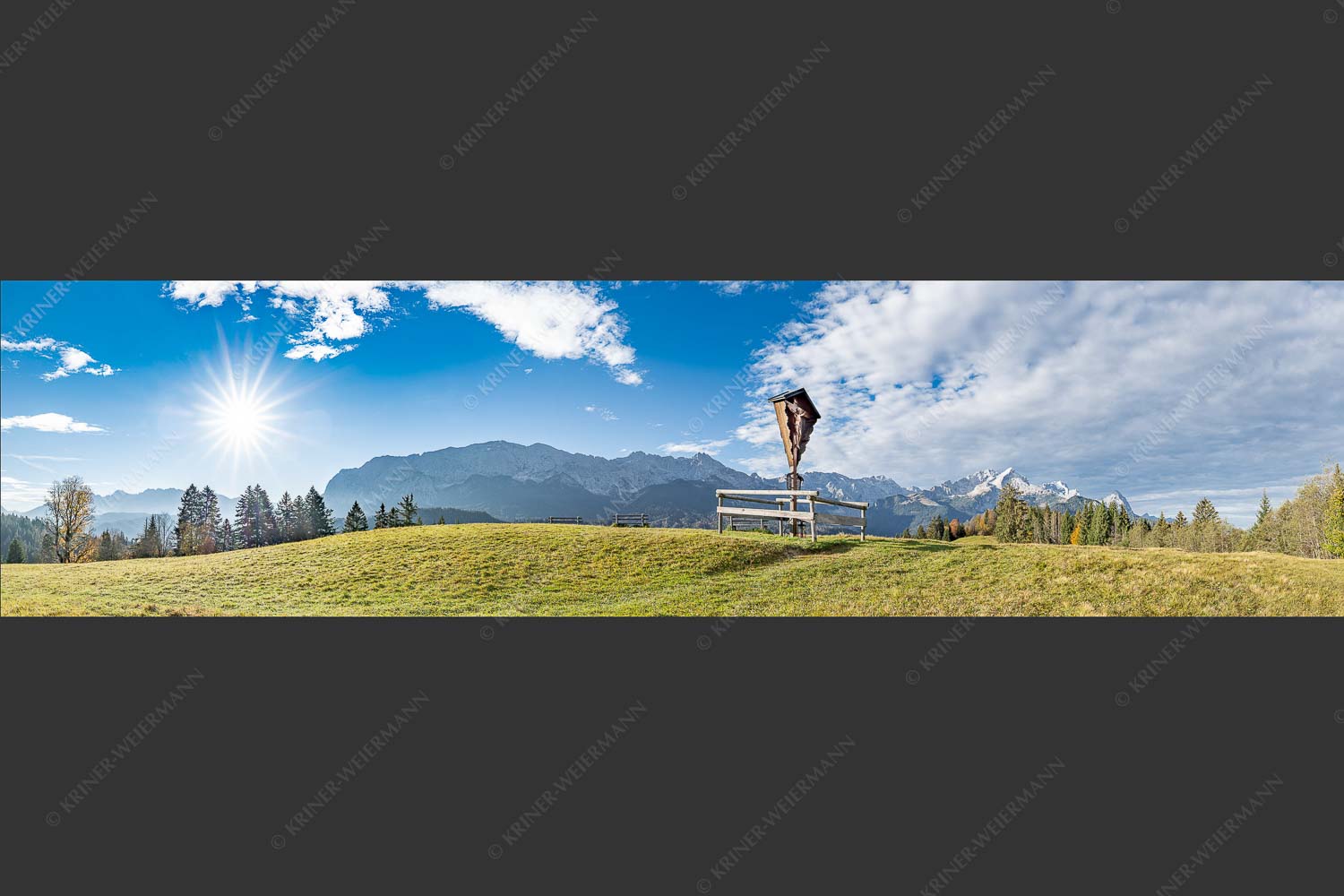 Wegkreuz mit Blicxk auf Karwedenl- und Wettersteingebirge - Herrgot im Paradies IV 4:1  -- Feldkreuz mit Alpspitze - mehr Infos bei www.Kriner-Weiermann.de