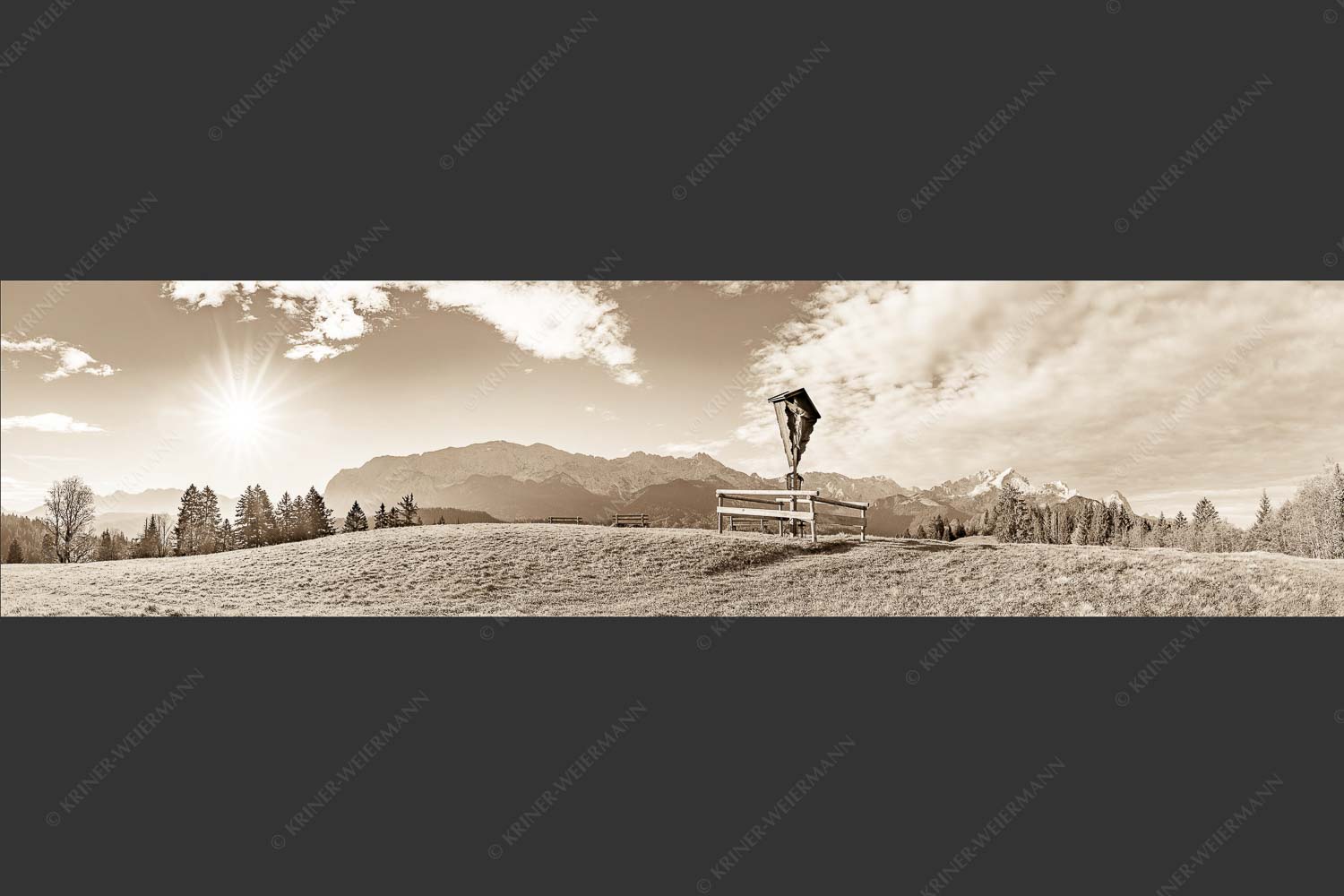 Wegkreuz mit Blicxk auf Karwedenl- und Wettersteingebirge - Herrgot im Paradies IV 4:1 sepia -- Feldkreuz mit Alpspitze - mehr Infos bei www.Kriner-Weiermann.de