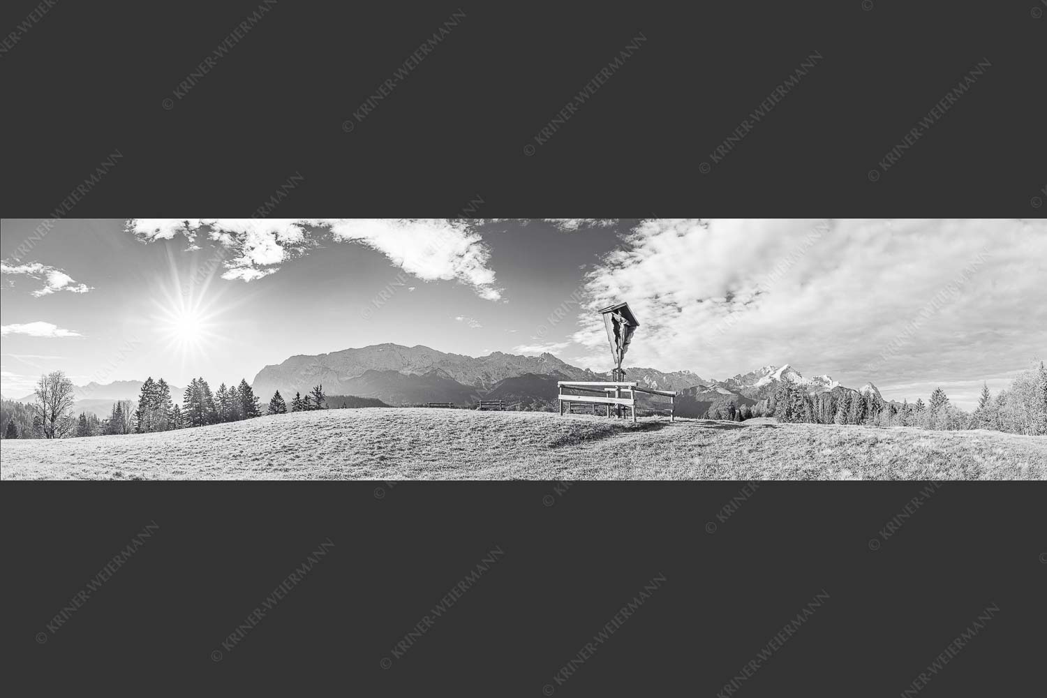 Wegkreuz mit Blicxk auf Karwedenl- und Wettersteingebirge - Herrgot im Paradies IV 4:1 sw -- Feldkreuz mit Alpspitze - mehr Infos bei www.Kriner-Weiermann.de