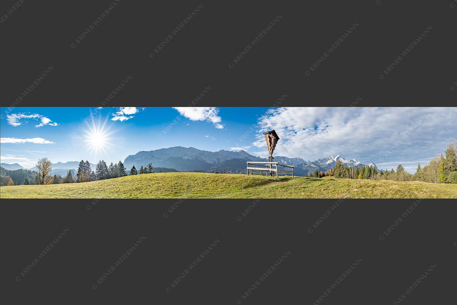 Wegkreuz mit Blicxk auf Karwedenl- und Wettersteingebirge - Herrgot im Paradies IV 5:1  -- Feldkreuz mit Alpspitze - mehr Infos bei www.Kriner-Weiermann.de