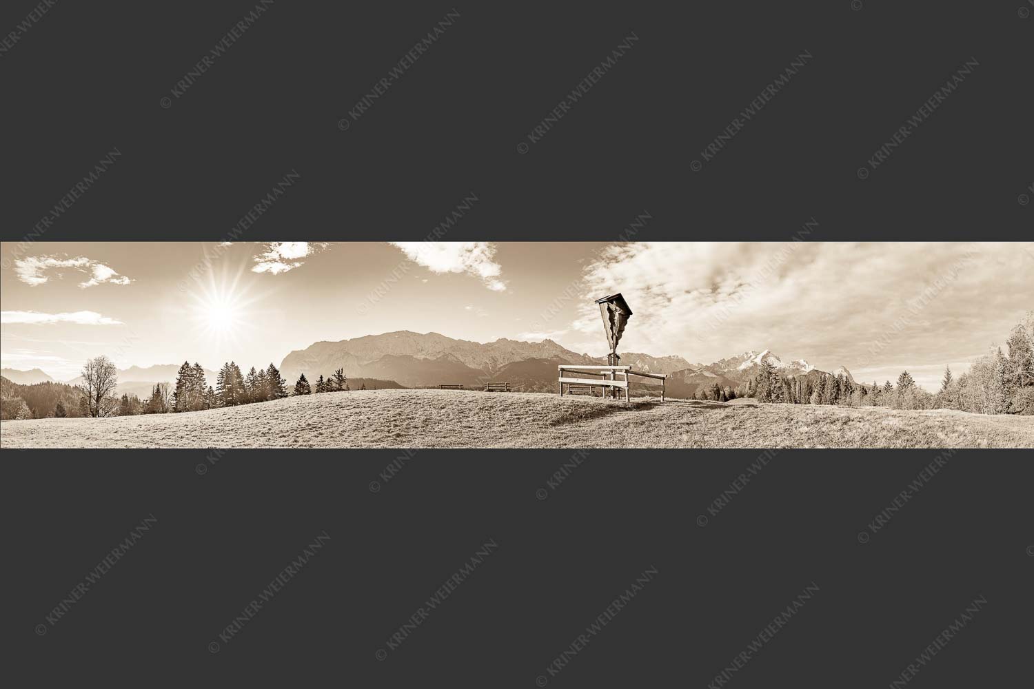 Wegkreuz mit Blicxk auf Karwedenl- und Wettersteingebirge - Herrgot im Paradies IV 5:1 sepia -- Feldkreuz mit Alpspitze - mehr Infos bei www.Kriner-Weiermann.de