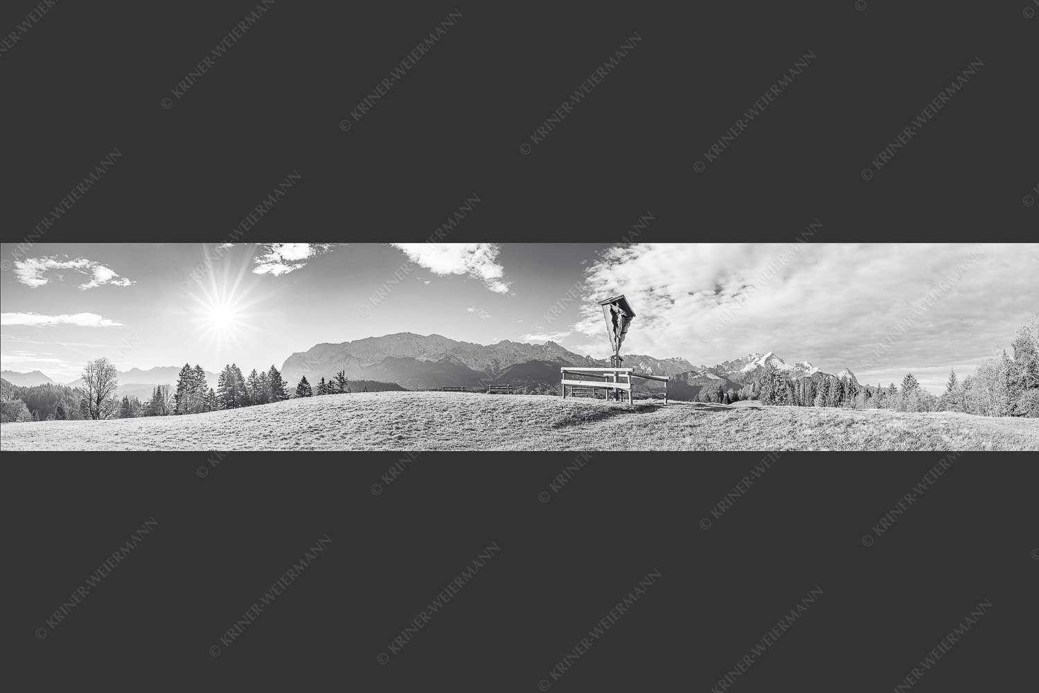 Wegkreuz mit Blicxk auf Karwedenl- und Wettersteingebirge - Herrgot im Paradies IV 5:1 sw -- Feldkreuz mit Alpspitze - mehr Infos bei www.Kriner-Weiermann.de