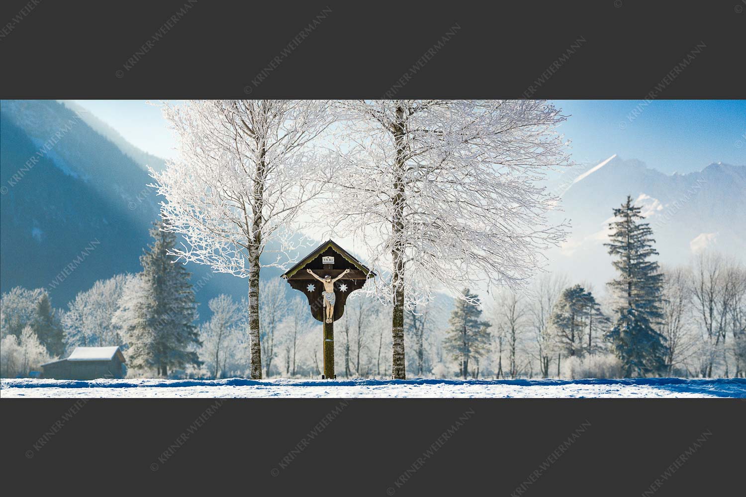 Wegkreuz bei Oberau mit Alpspitze im Wetterstein - Herrgott 2,5:1  -- Feldkreuz mit Alpspitze - mehr Infos bei www.Kriner-Weiermann.de