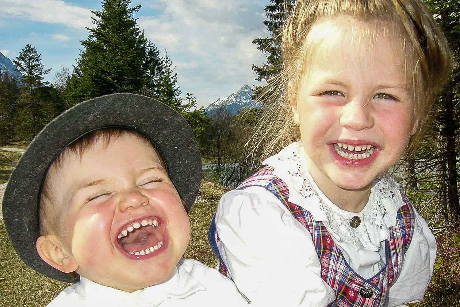 Lachende Kinder in Tracht - Herzhaft 3:2  -- Kinderlachen - mehr Infos bei www.Kriner-Weiermann.de