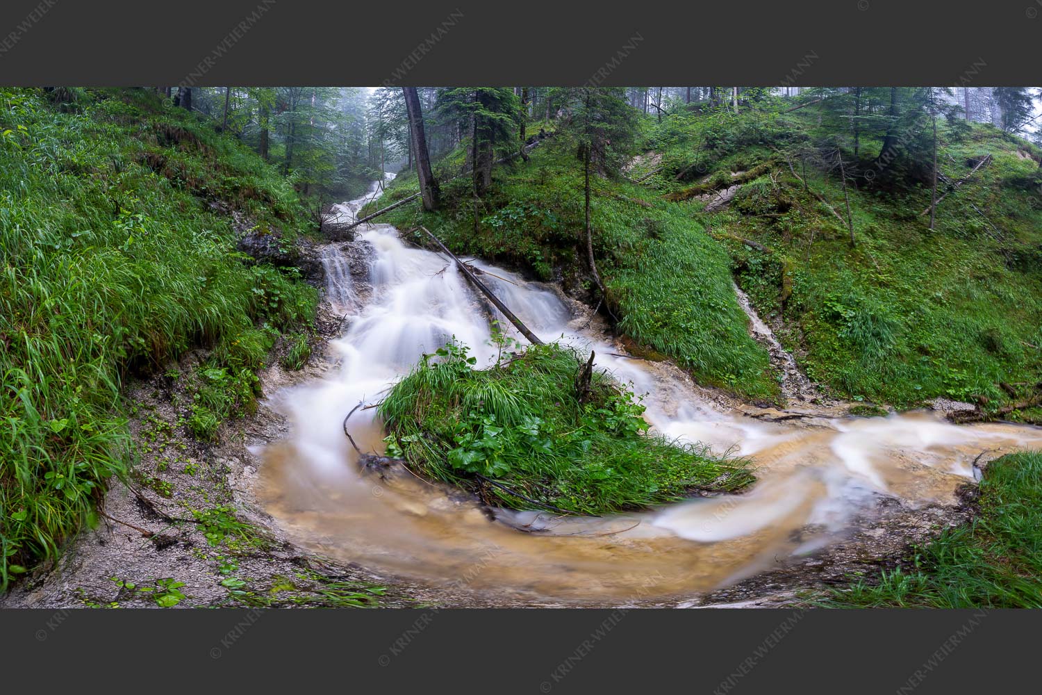 Gebirgsbach nach Gewitterregen - Herzinsel 2:1  -- Bach im Wald - mehr Infos bei www.Kriner-Weiermann.de