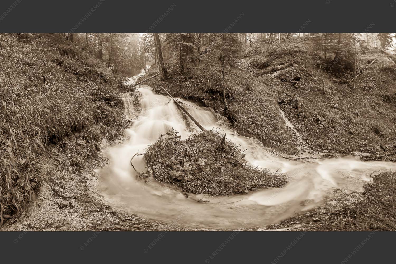 Gebirgsbach nach Gewitterregen - Herzinsel 2:1 sepia -- Bach im Wald - mehr Infos bei www.Kriner-Weiermann.de
