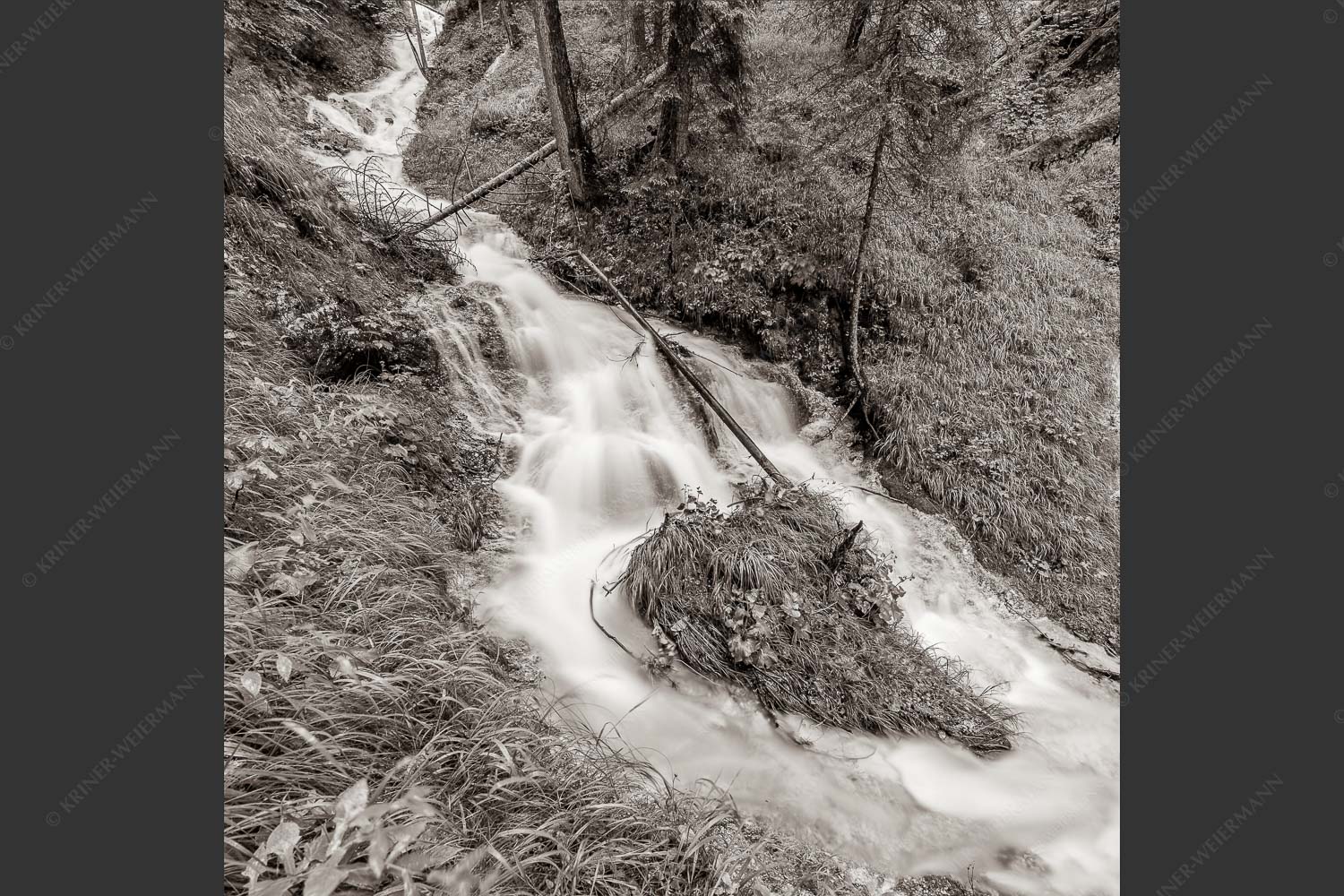 Gebirgsbach nach Gewitterregen - Herzlich 1:1 sepia -- Bach im Wald - mehr Infos bei www.Kriner-Weiermann.de