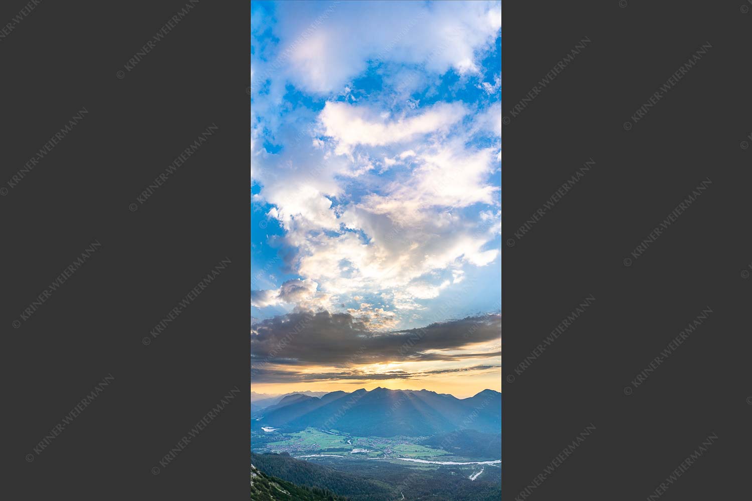 Blick über Krün und Wallgau zum Estergebirge in den Sonnenuntergang - Himmel Oberes Isartal 1:2  -- Krün und Wallgau - mehr Infos bei www.Kriner-Weiermann.de